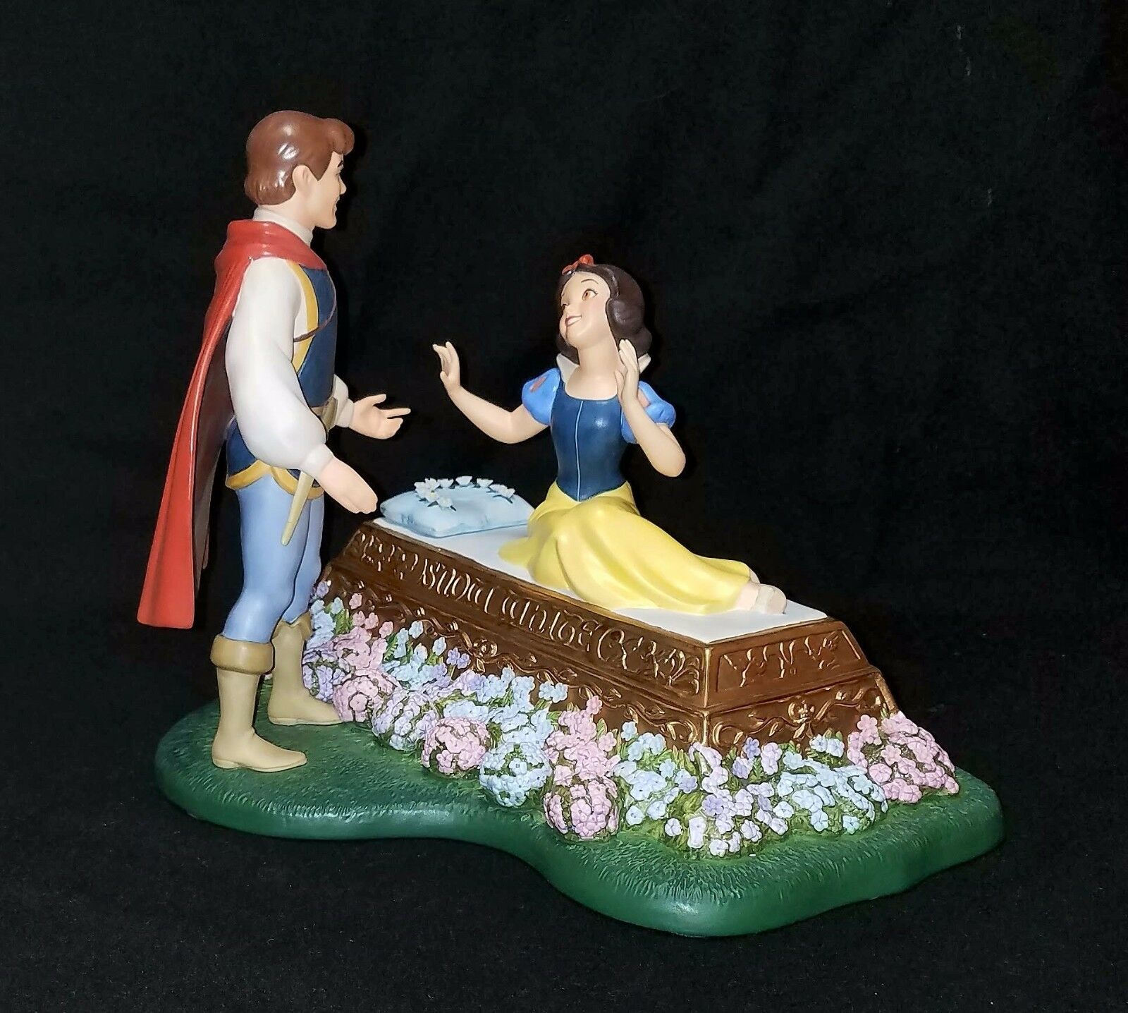 Wdcc Disney A Kiss Brings Love Anew Snow White Ltd Ed 1650 Figure No Damage