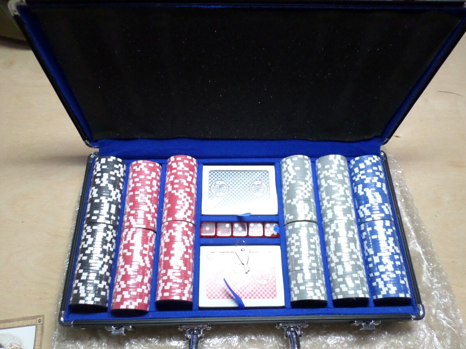 Smith & Wesson Poker Set 1 Of 2000 Collectors Set Sealed New! Casino Grade Chips